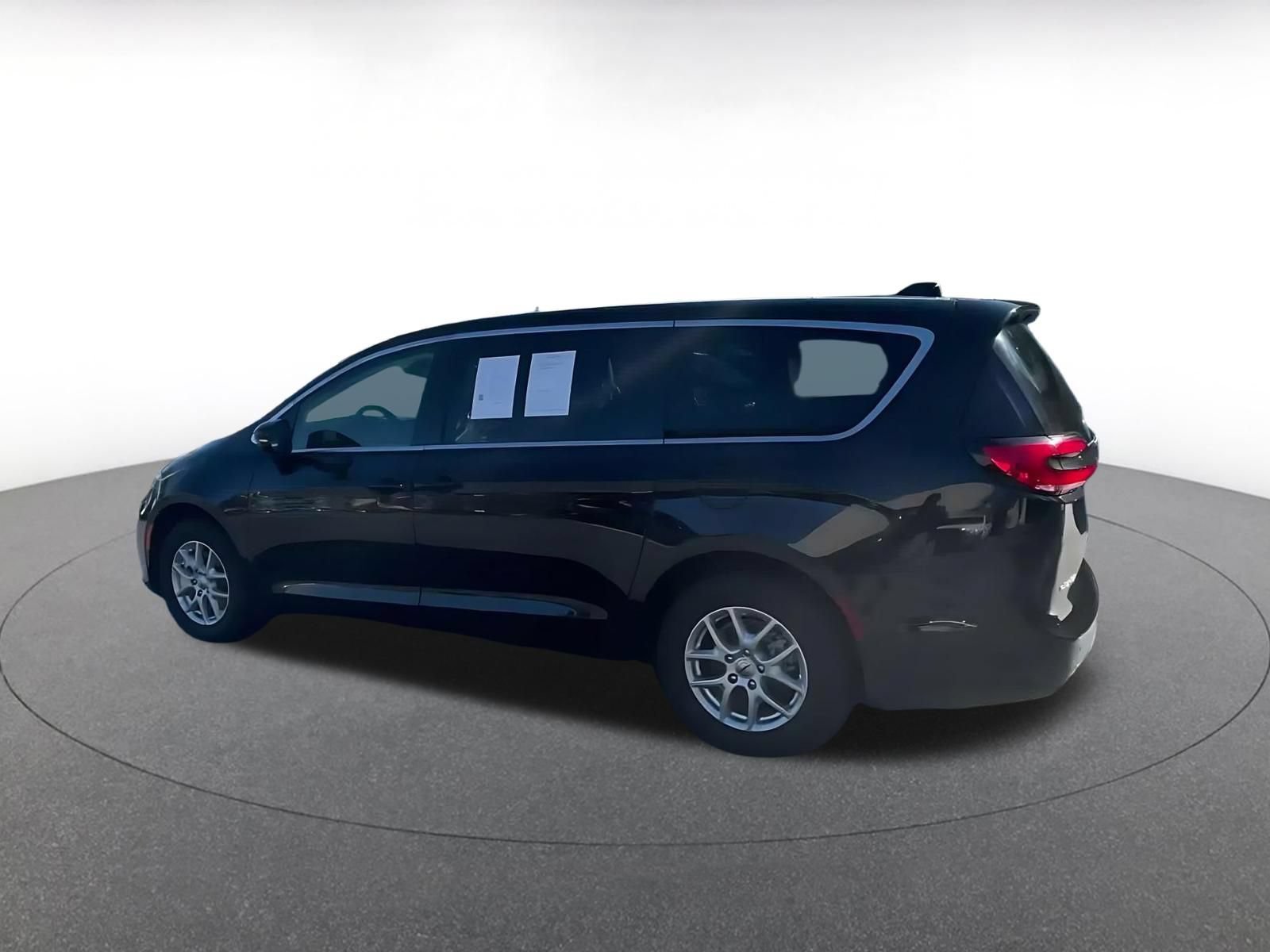 Thumbnail: 2024 Chrysler Pacifica - 8