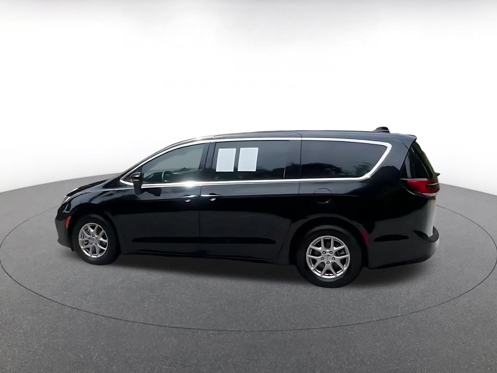 Thumbnail: 2025 Chrysler Pacifica - 9