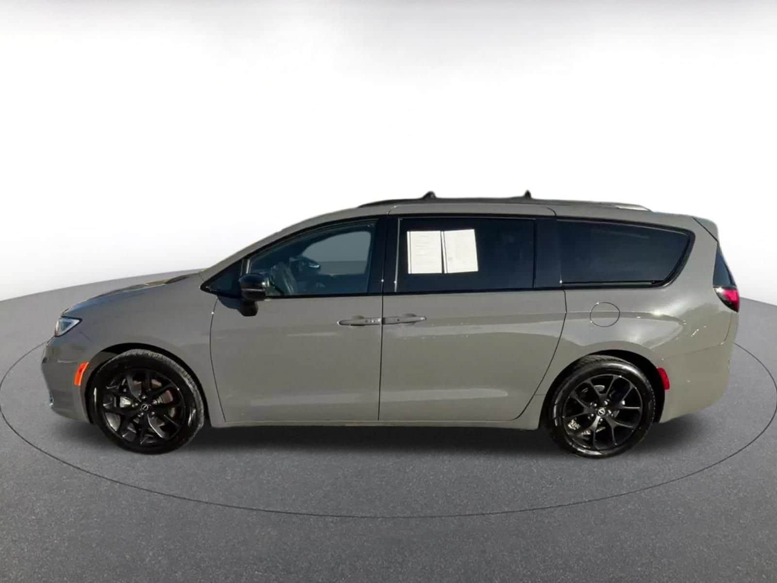 Thumbnail: 2025 Chrysler Pacifica - 8