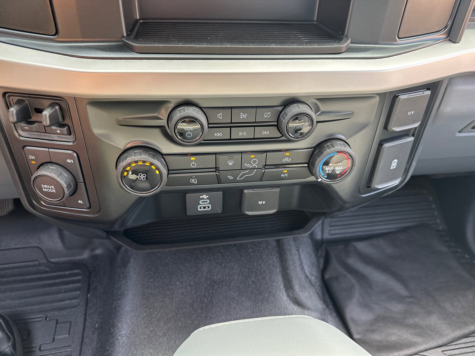2024 Ford F-450 Super Duty Chassis Cab XL - Photo 21