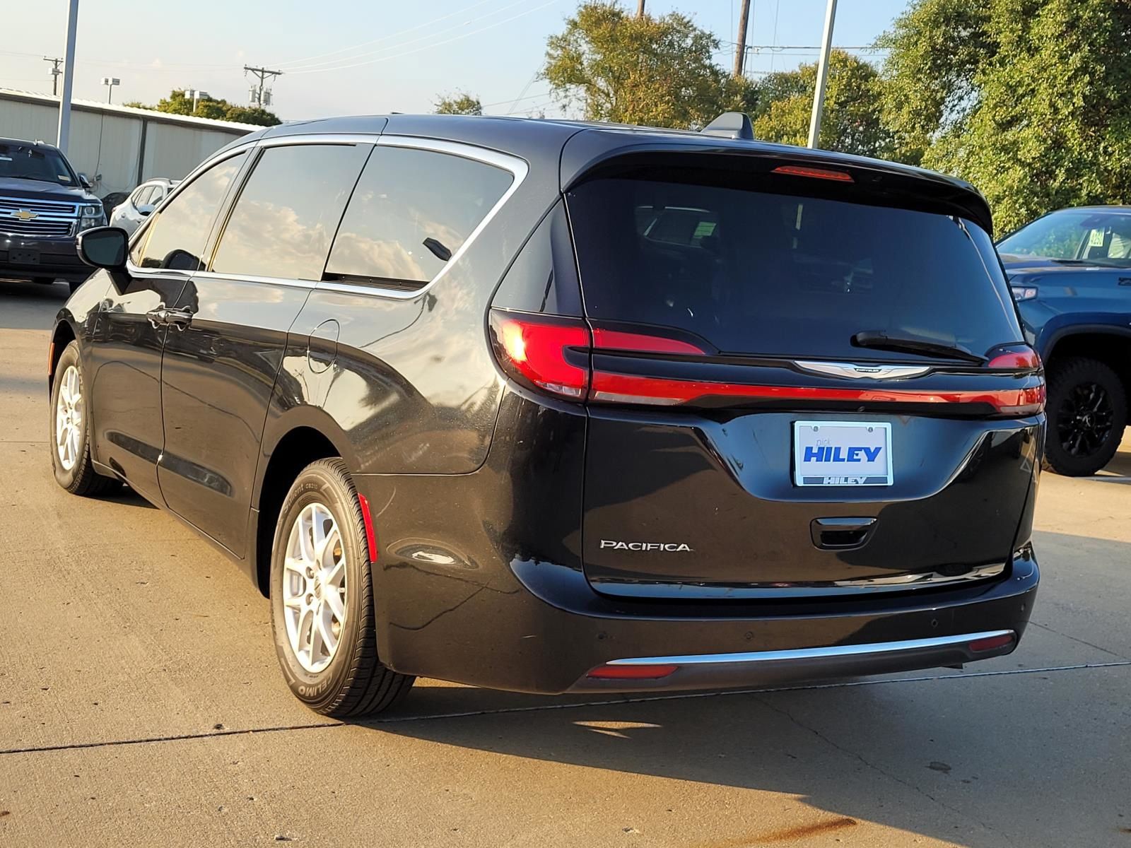 Used 2023 Chrysler Pacifica Touring L Minivan/Van