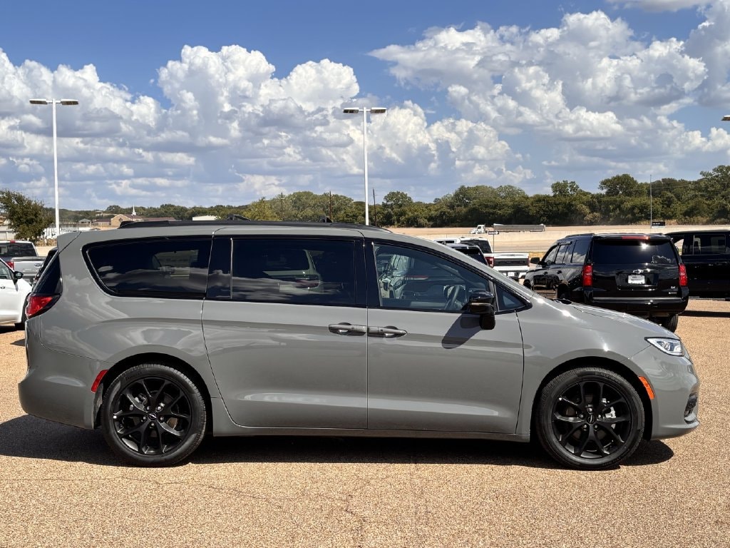 Used 2025 Chrysler Pacifica Limited Van Passenger Van