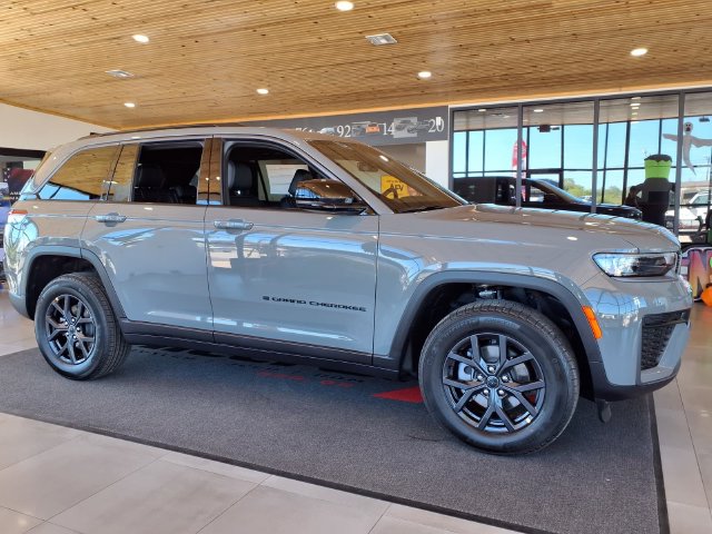 New 2027 Jeep Grand Cherokee LAREDO ALTITUDE 4X4 Sport Utility
