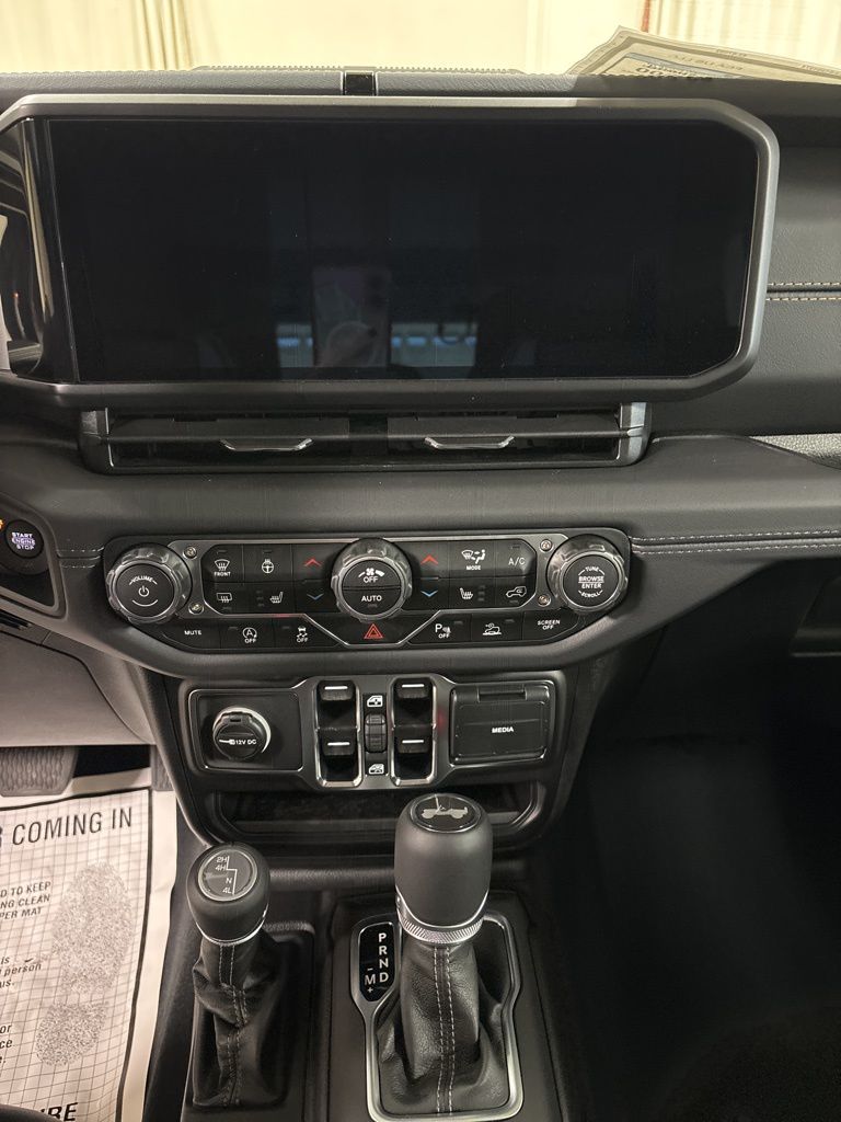 2025 Jeep Wrangler 4-Door Sahara - Photo 12