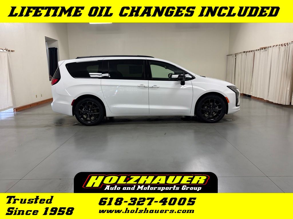 2027 Chrysler Pacifica LIMITED Passenger Van for sale near Bellville IL