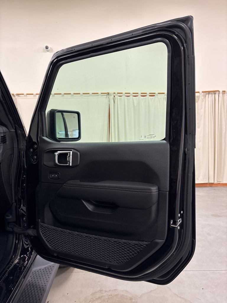 2025 Jeep Wrangler 4-Door Sahara - Photo 34