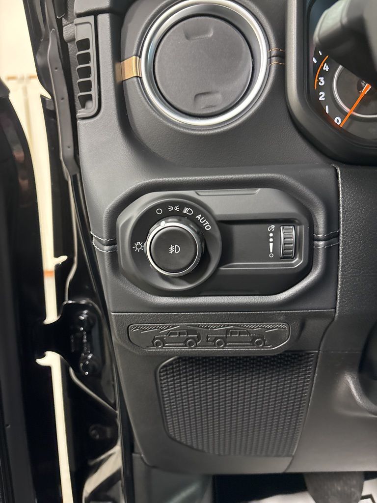 2025 Jeep Wrangler 4-Door Sahara - Photo 9