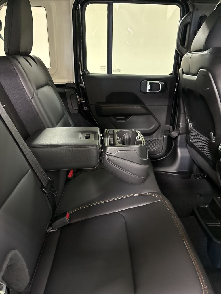 2025 Jeep Wrangler 4-Door Sahara - Photo 38