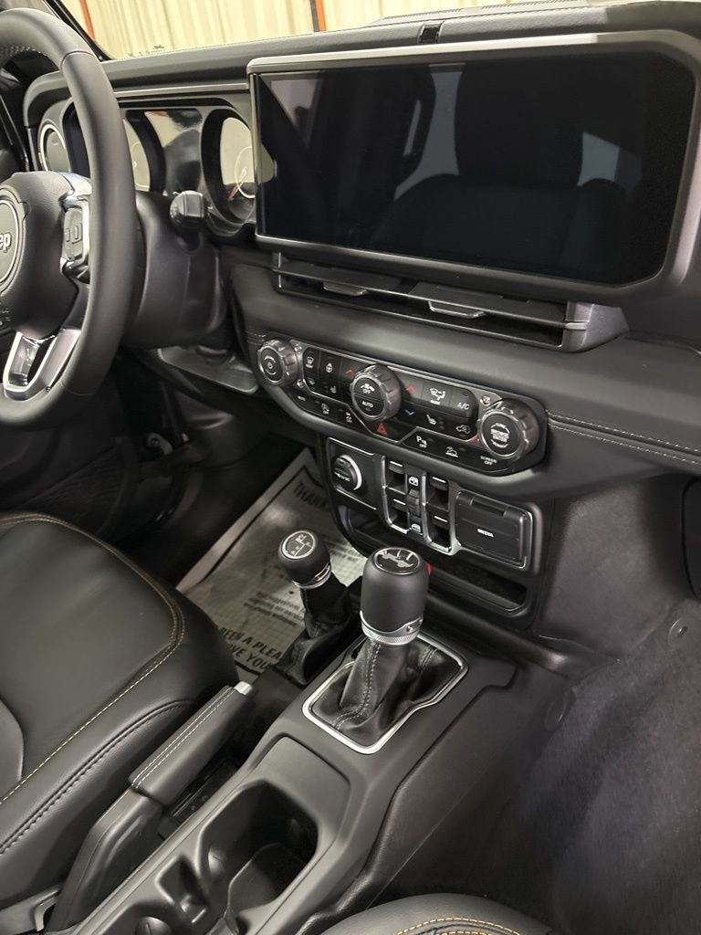 2025 Jeep Wrangler 4-Door Sahara - Photo 30