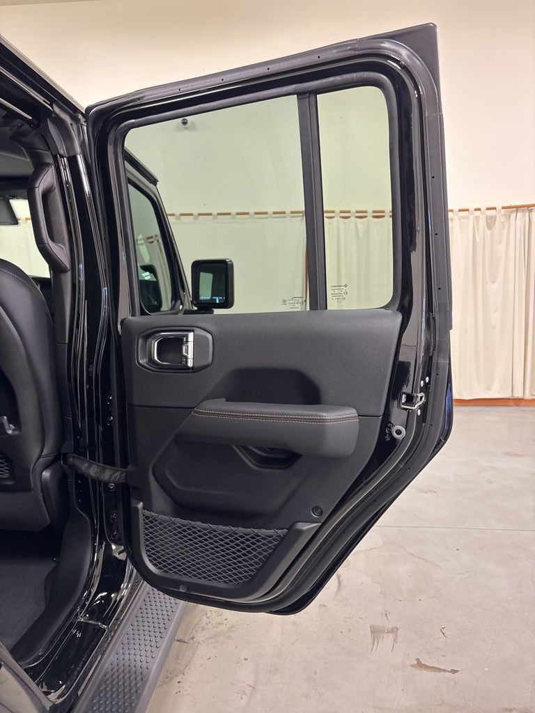 2025 Jeep Wrangler 4-Door Sahara - Photo 39