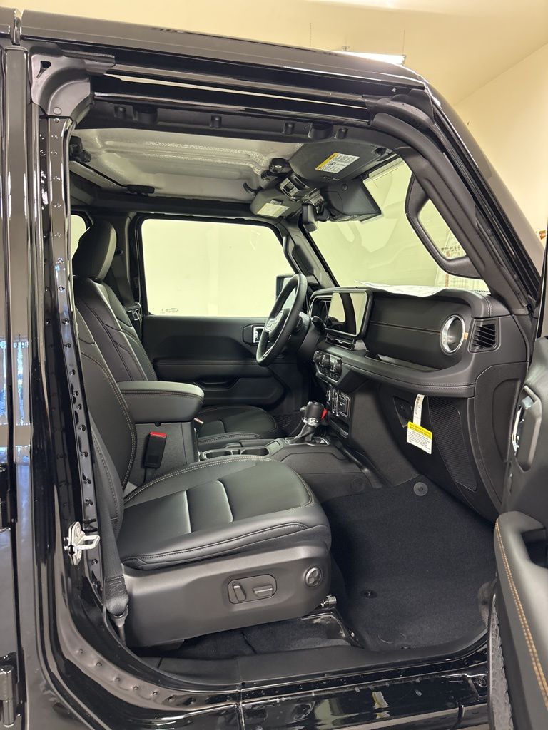 2025 Jeep Wrangler 4-Door Sahara - Photo 28