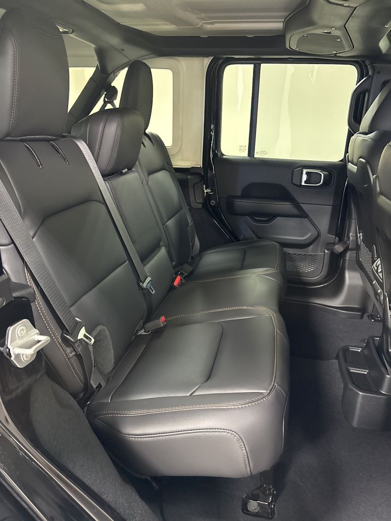 2025 Jeep Wrangler 4-Door Sahara - Photo 36