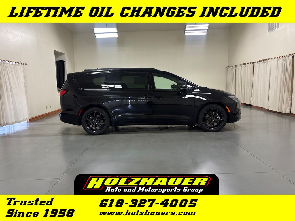 2027 Chrysler Pacifica LIMITED Passenger Van for sale near Bellville IL