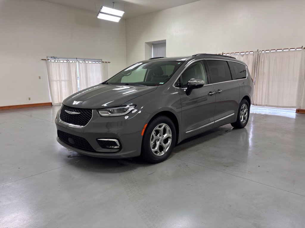 Used 2023 Chrysler Pacifica Limited Minivan/Van