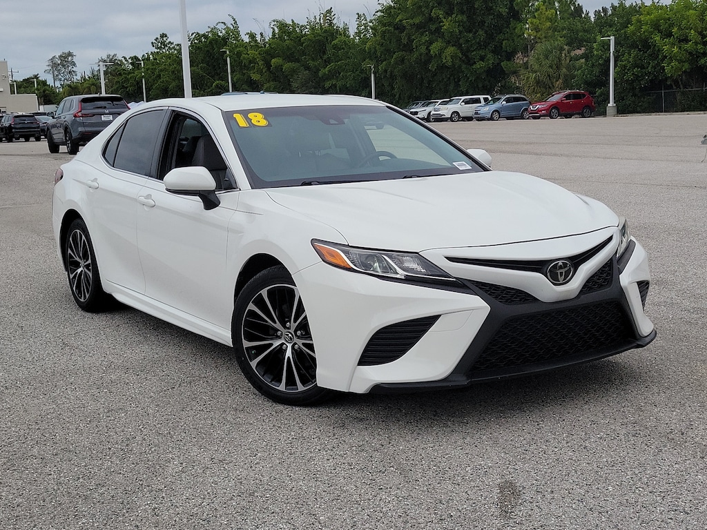 Used 2020 Toyota Camry Hybrid XLE Sedan