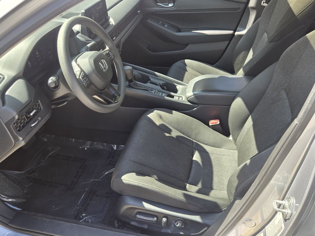2025 Honda Accord SE - Photo 11