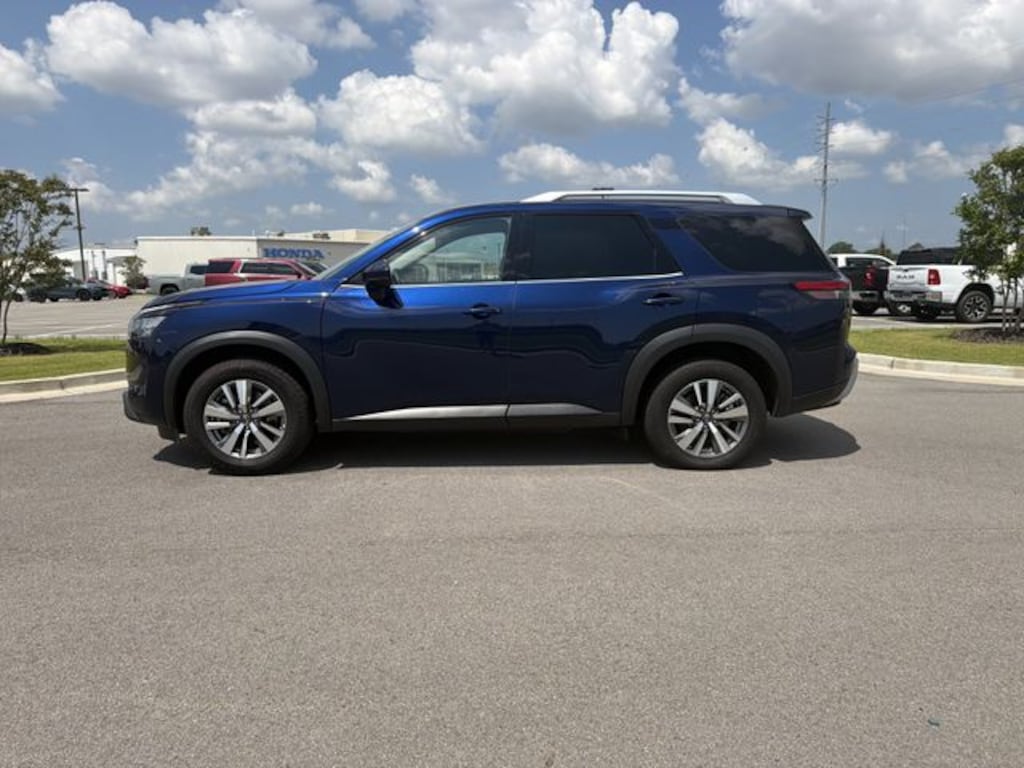 Used 2025 Nissan Pathfinder SL SUV