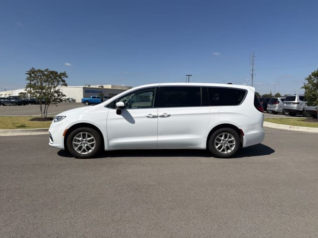 Used 2023 Chrysler Pacifica Touring L Minivan/Van