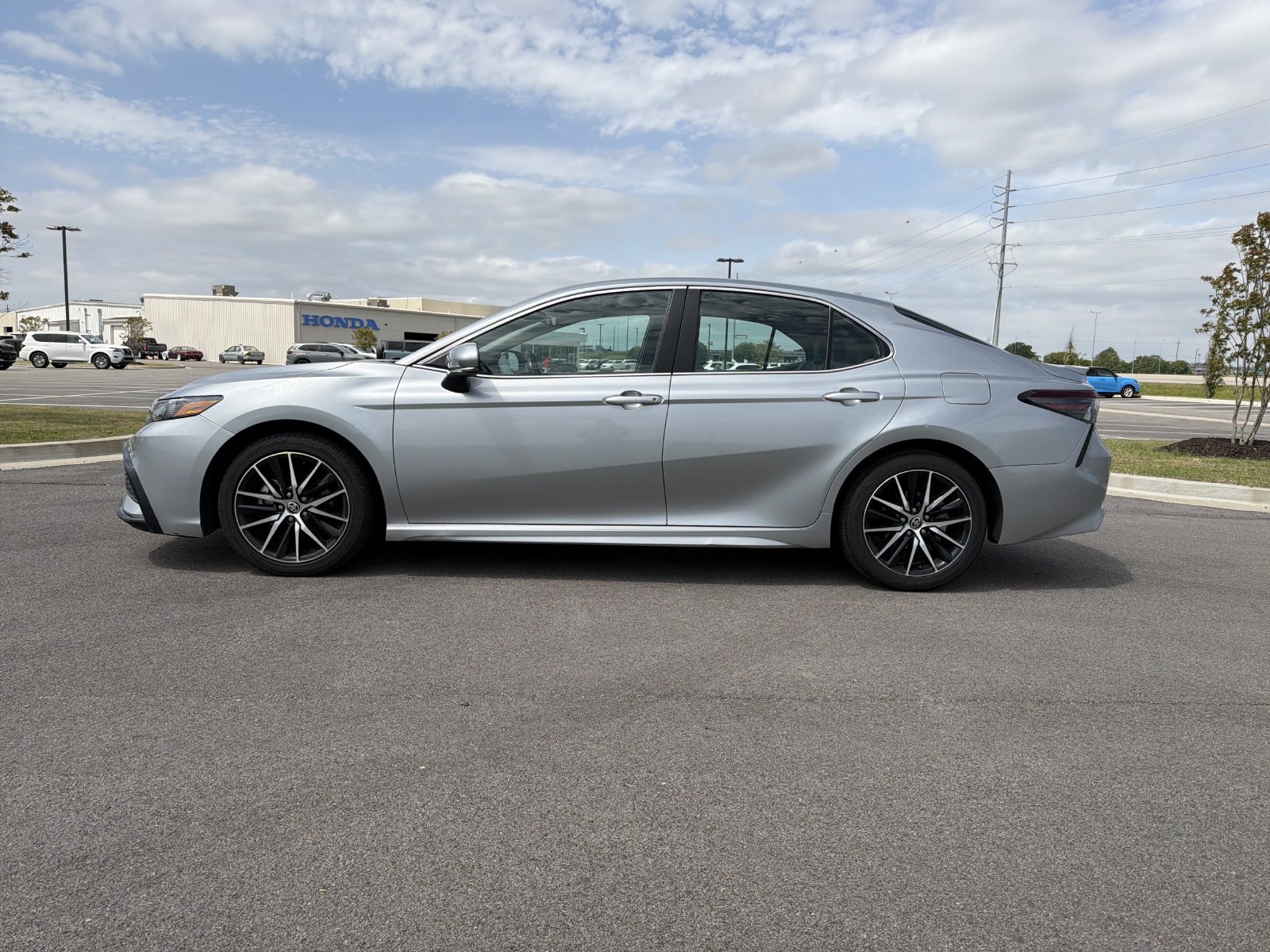 Used 2023 Toyota Camry SE Sedan
