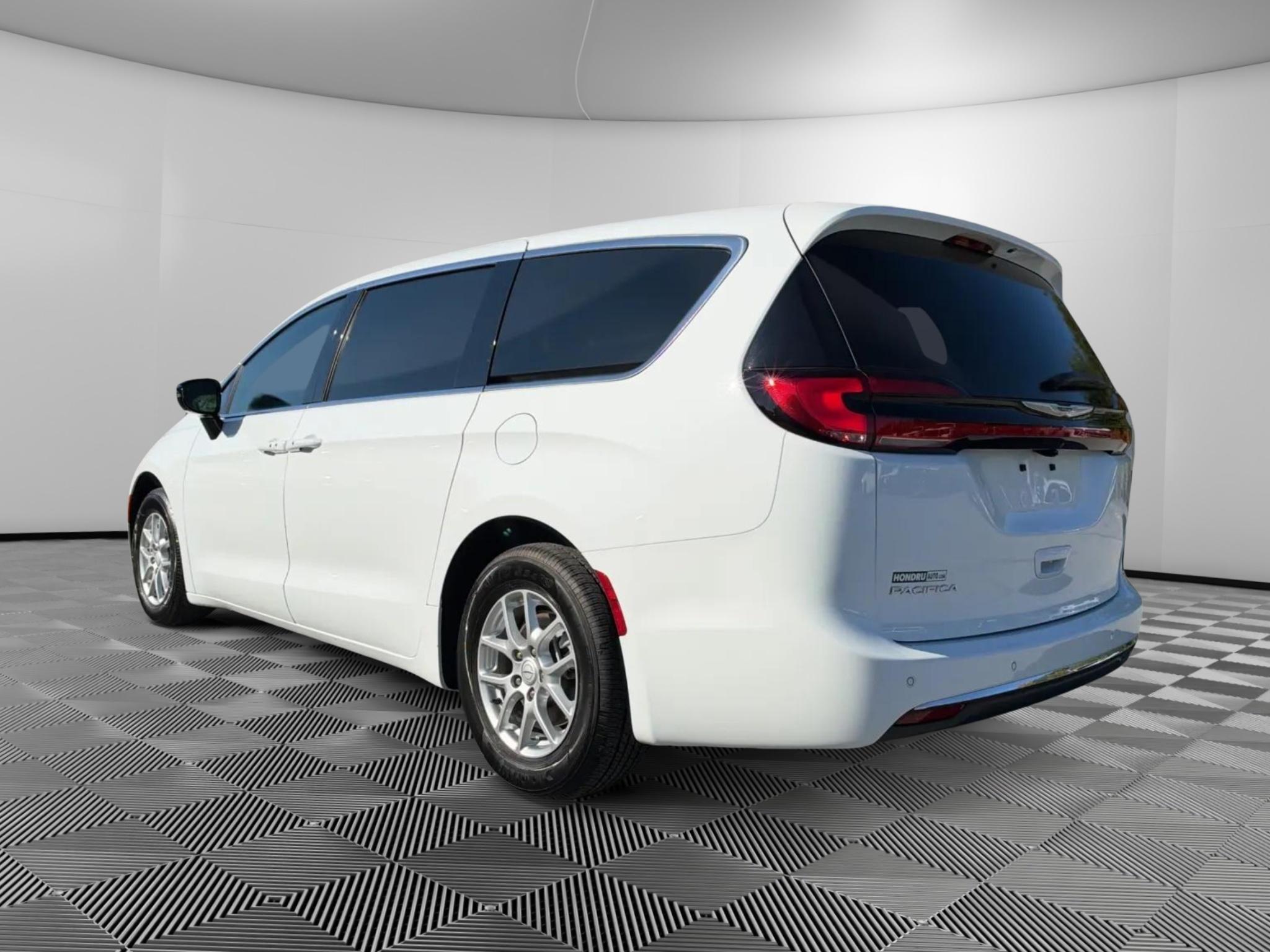 Used 2026 Chrysler Pacifica Select Passenger Van