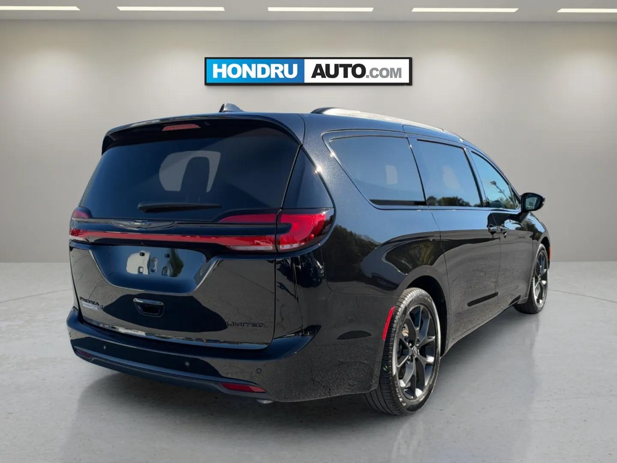 Used 2025 Chrysler Pacifica Limited Passenger Van
