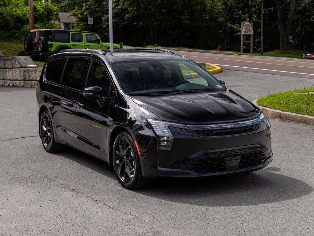 New 2027 Chrysler Pacifica LIMITED Passenger Van