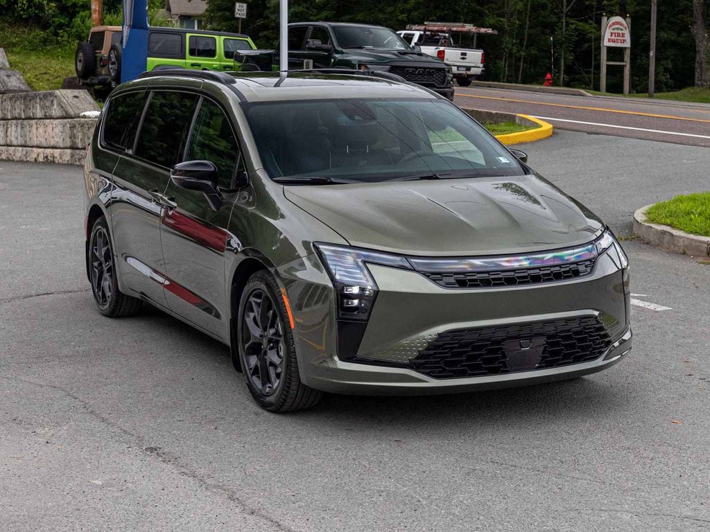 New 2027 Chrysler Pacifica LIMITED Passenger Van