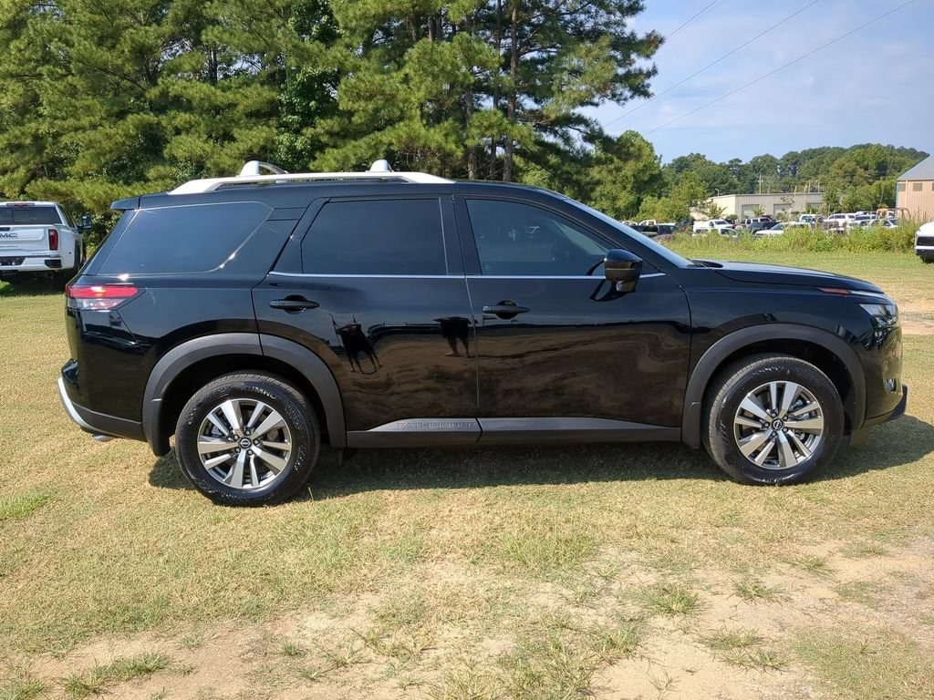Used 2025 Nissan Pathfinder SL Used 2025 Nissan Pathfinder SL — photo 2 of 4