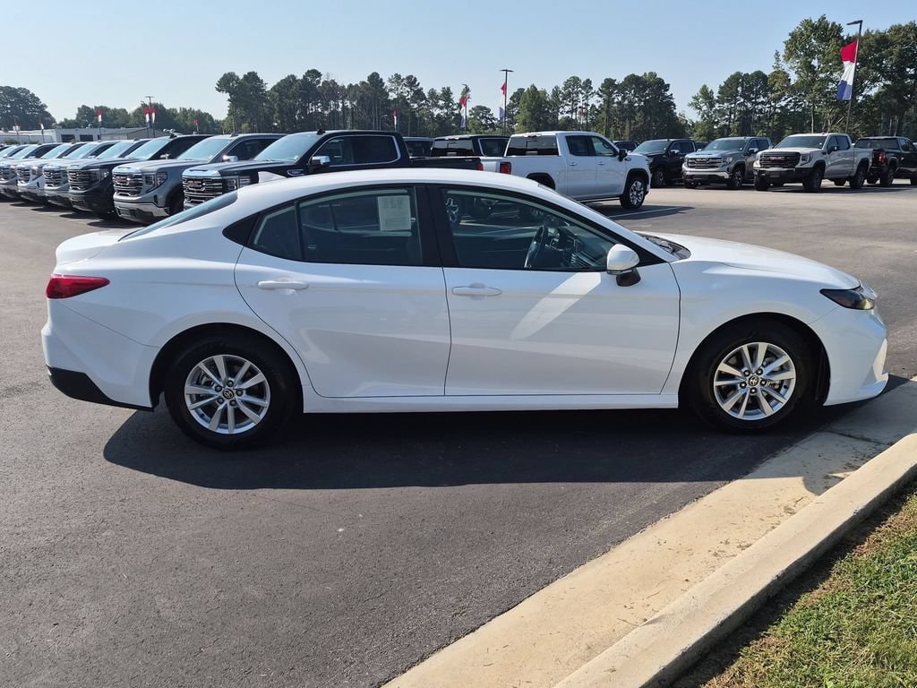 Used 2025 Toyota Camry LE Used 2025 Toyota Camry LE — photo 2 of 4