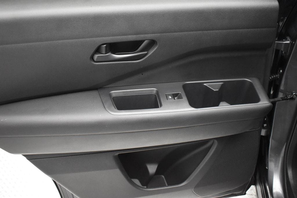 2025 Nissan Pathfinder SV - Photo 31
