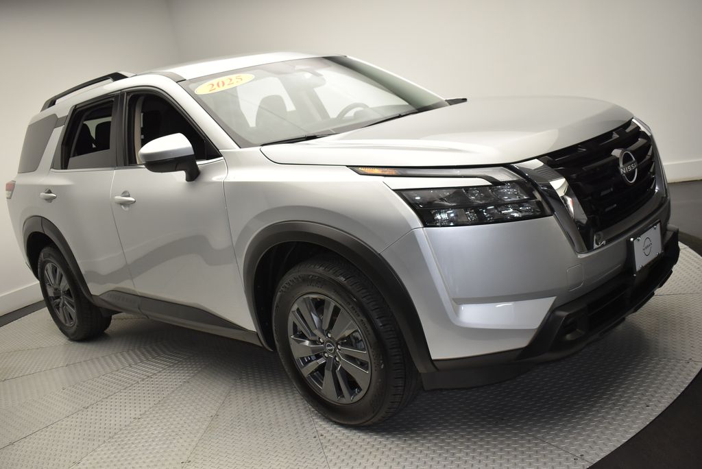 2025 Nissan Pathfinder SV - Photo 3