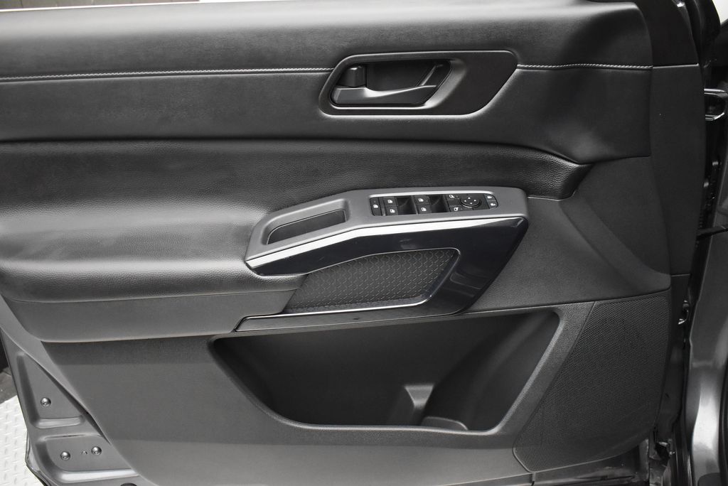 2025 Nissan Pathfinder SV - Photo 9