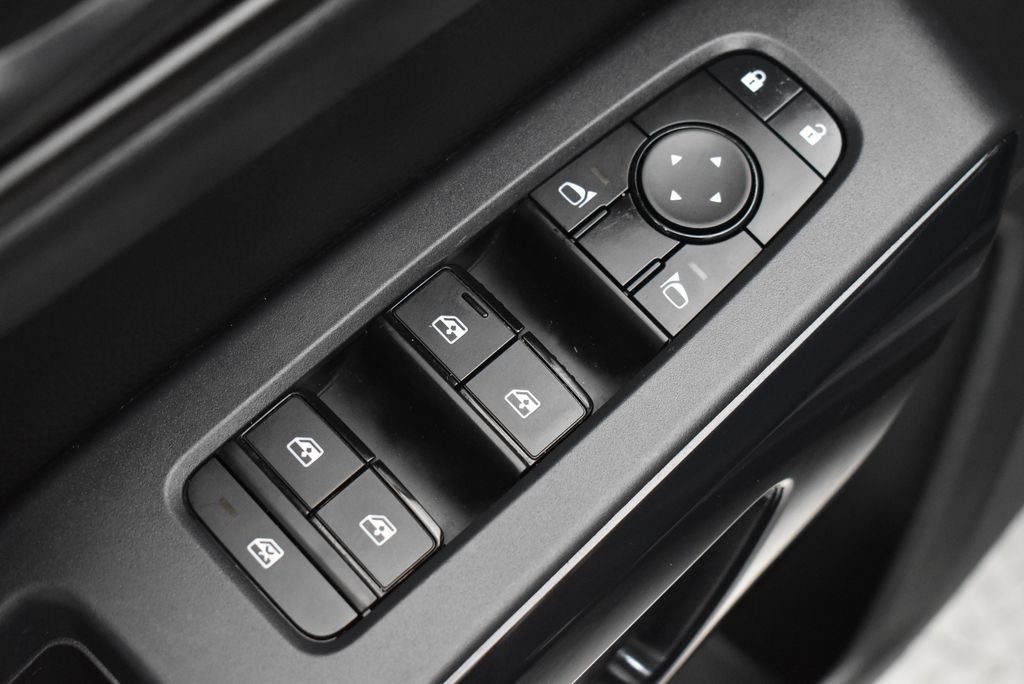 2025 Nissan Pathfinder SV - Photo 10