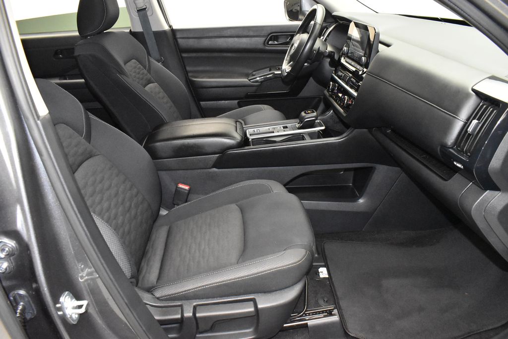 2025 Nissan Pathfinder SV - Photo 21