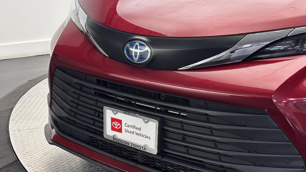Certified 2025 Toyota Sienna XLE Minivan/Van