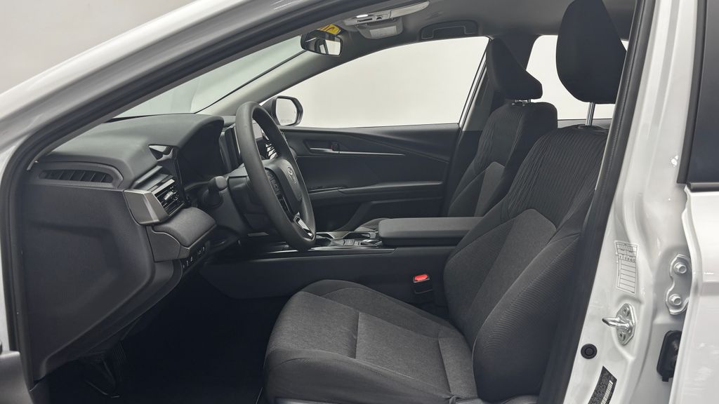 2026 Toyota Camry LE - Photo 6