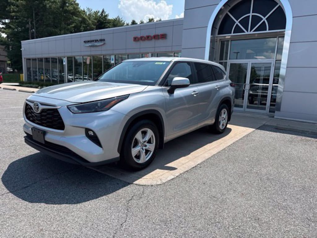 Used 2024 Toyota Highlander LE LE FWD