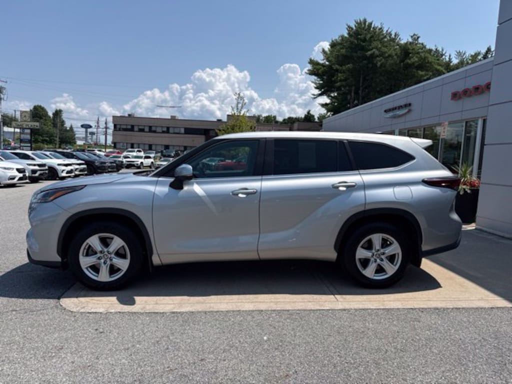 Used 2024 Toyota Highlander LE LE FWD