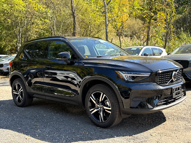 New 2026 Volvo XC40 B5 Core SUV