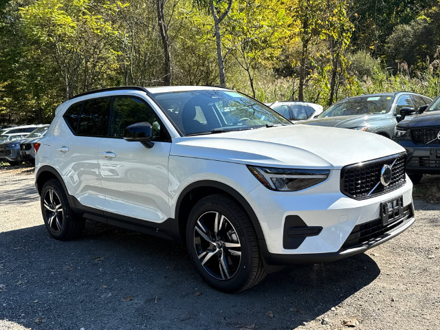 New 2026 Volvo XC40 B5 Core SUV