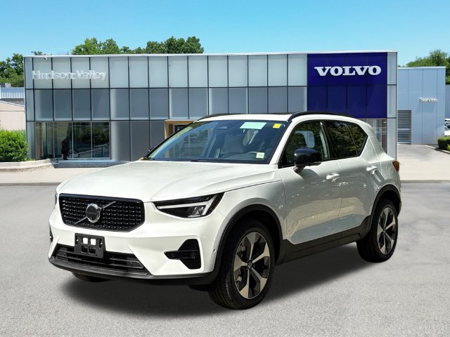 New 2026 Volvo XC40 B5 Plus SUV