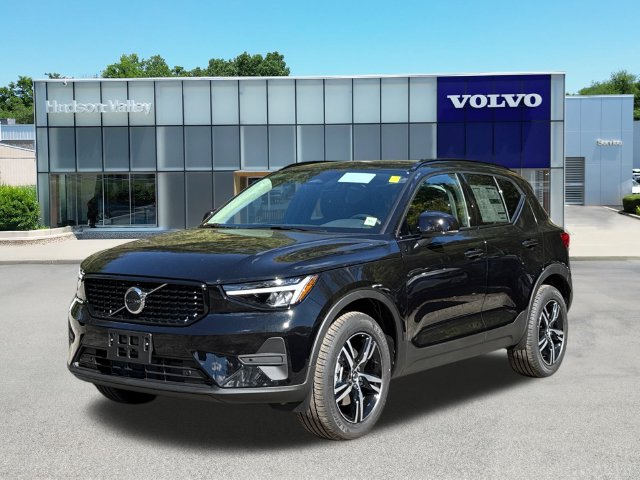 New 2026 Volvo XC40 B5 Core SUV