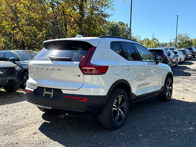 New 2026 Volvo XC40 B5 Core SUV