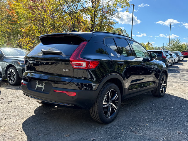 New 2026 Volvo XC40 B5 Core SUV
