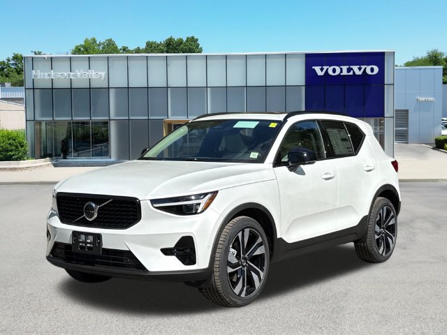 New 2026 Volvo XC40 B5 Ultra SUV