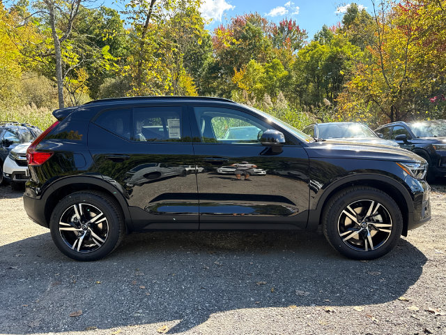 New 2026 Volvo XC40 B5 Core SUV