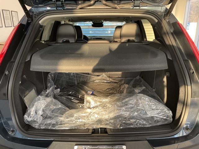 2026 Volvo XC40 Plus - Photo 9