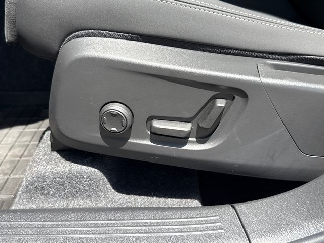 2026 Volvo XC40 Ultra Black Edition - Photo 13