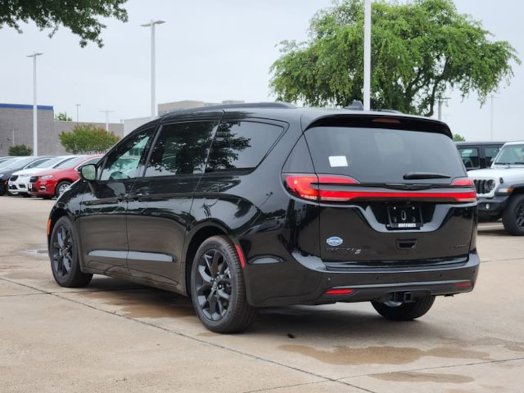 New 2026 Chrysler Pacifica LIMITED Passenger Van