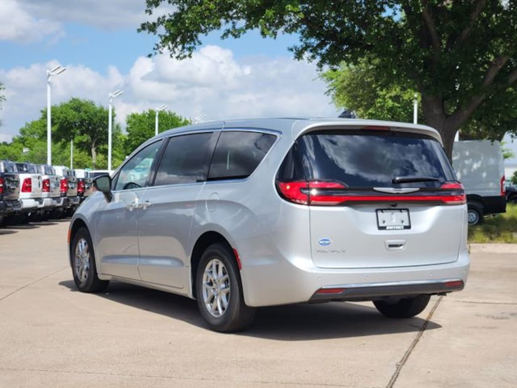 New 2026 Chrysler Pacifica SELECT Passenger Van